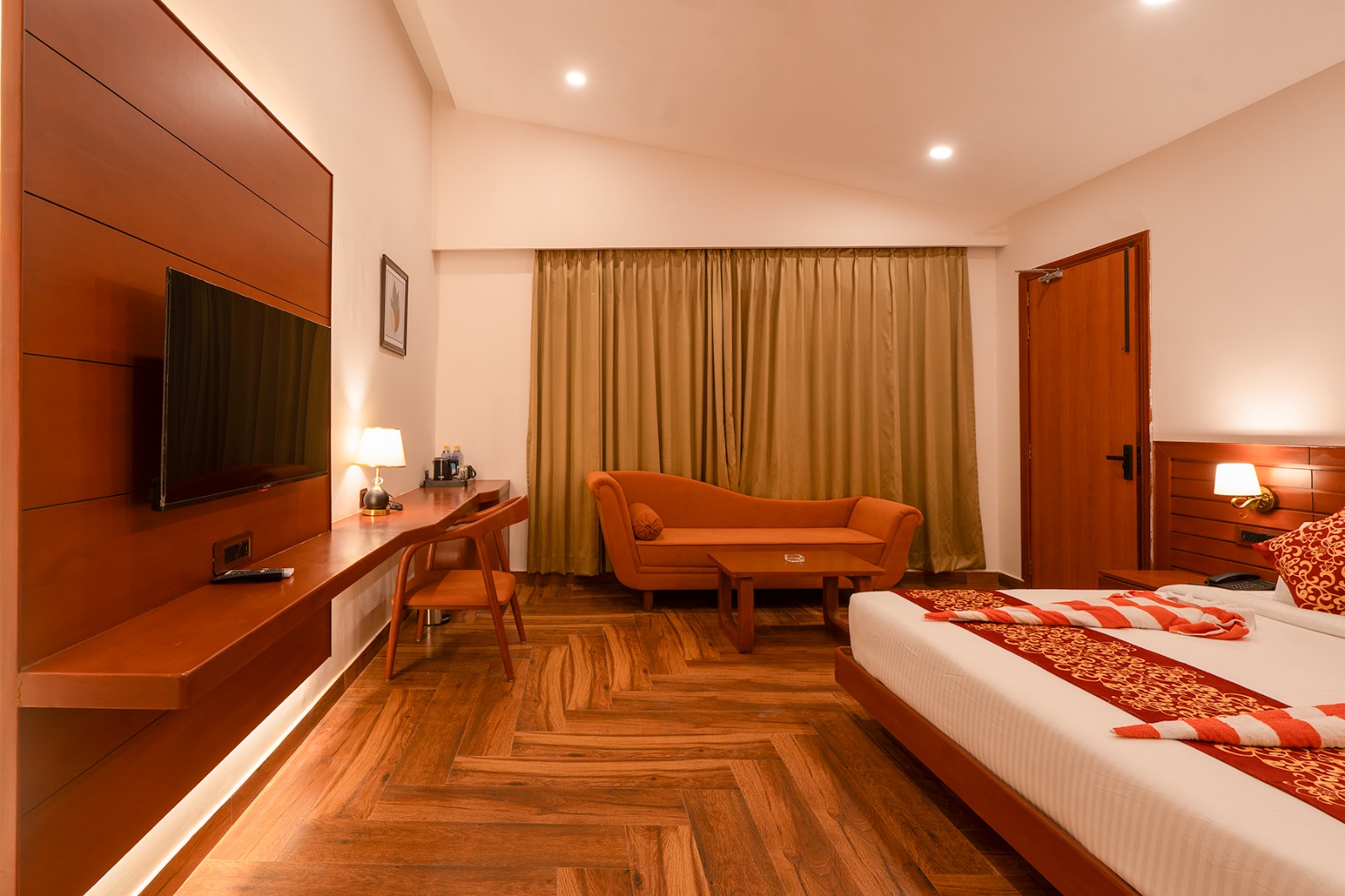 Executive Room (Forest View) : Peacock Prime - A shape Image 3