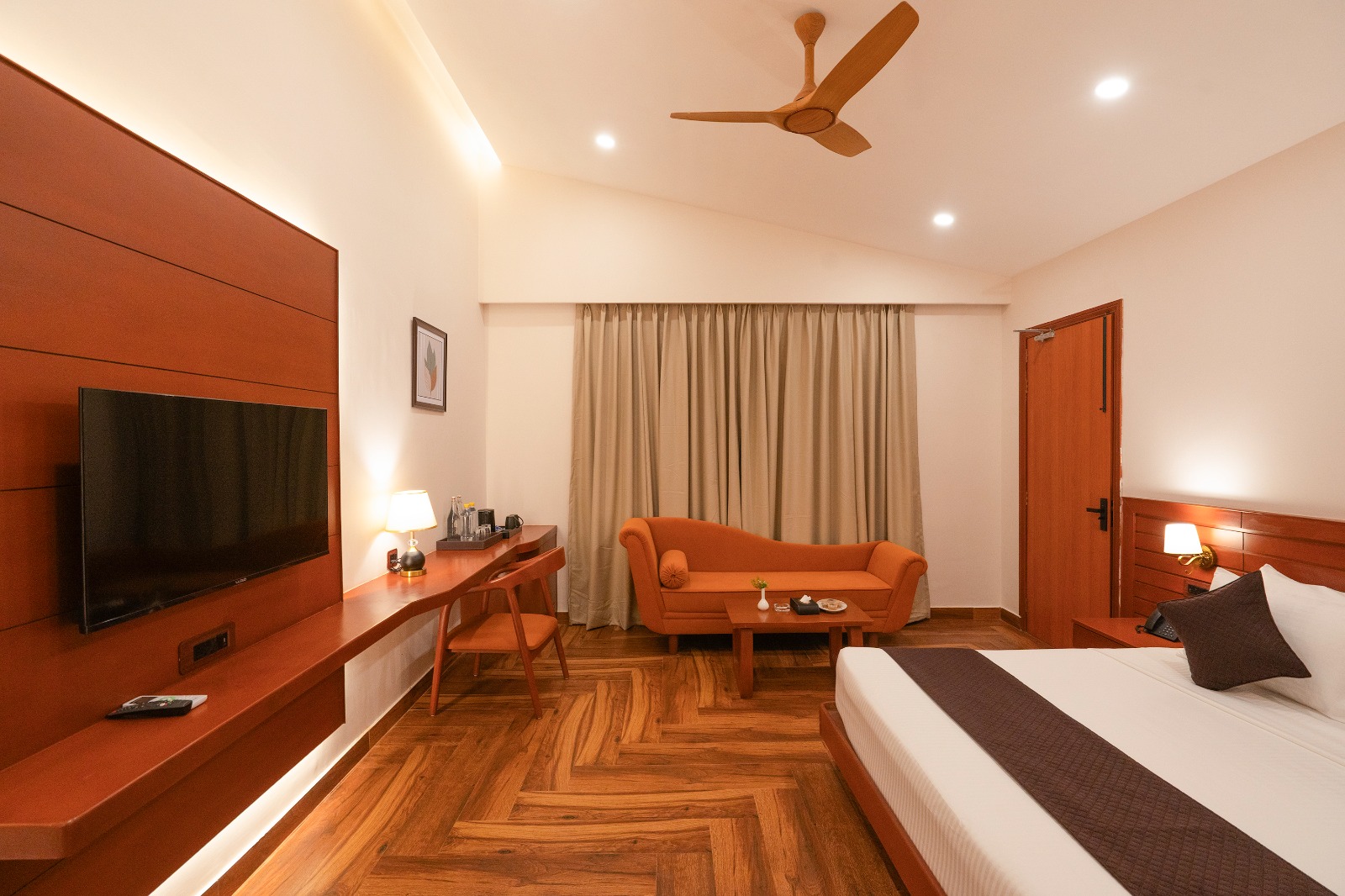 Executive Room (Forest View) : Peacock Prime - A shape Image 2