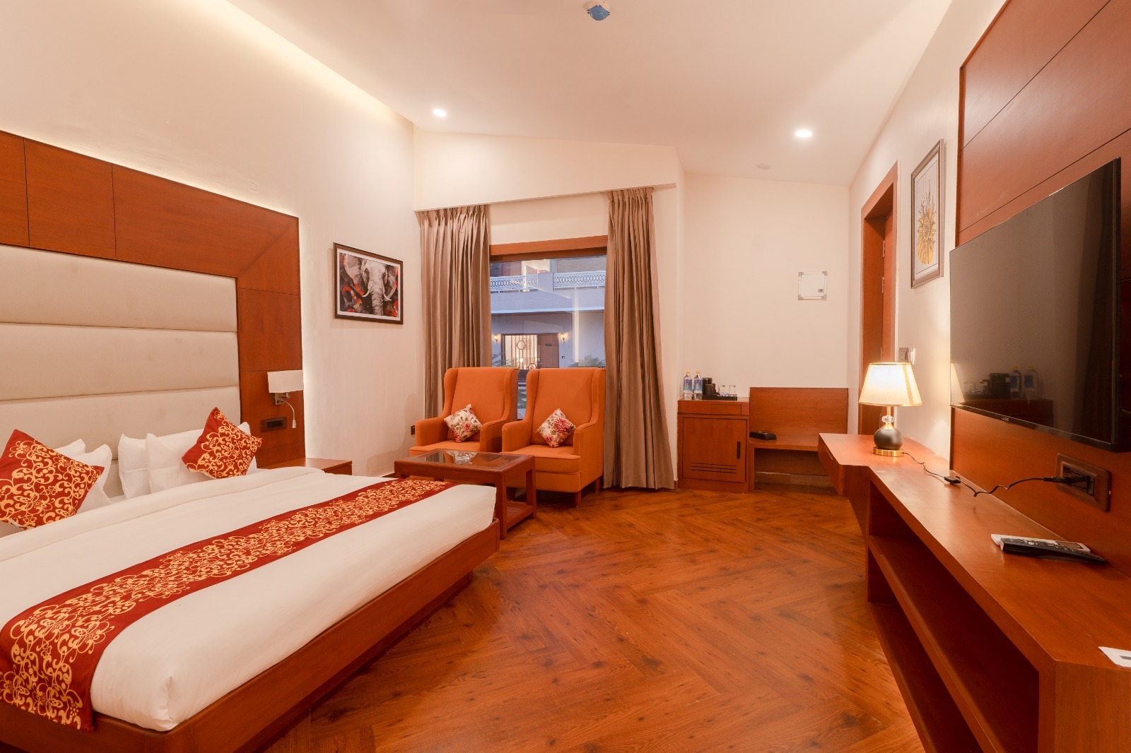 Executive Room with Private Terrace: Leopard Lounge - A shape Image 6