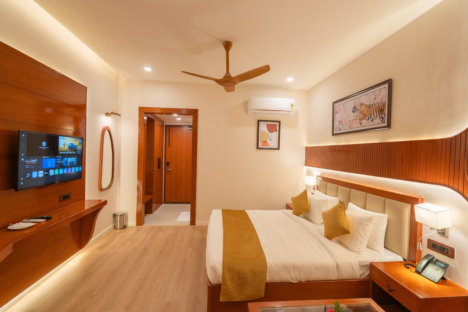 Executive Room with Private Terrace: Leopard Lounge - A shape Image 3